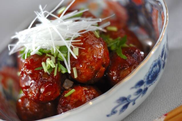 白い皿に盛り付けられた筑前煮入り肉団子