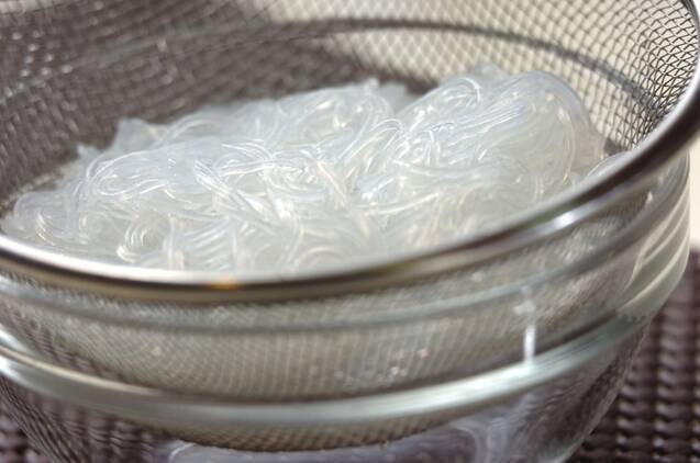 やさしいおいしさ春雨サラダ これでお腹いっぱい by杉本 亜希子さんの作り方の手順1