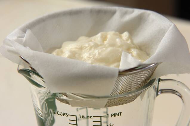 水きりヨーグルトのサワーレーズンソース(前日準備あり)の作り方の手順1