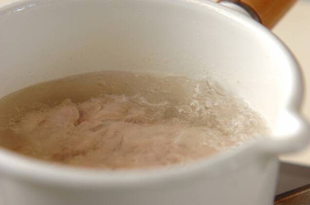 鶏とワカメの酢の物の作り方の手順1