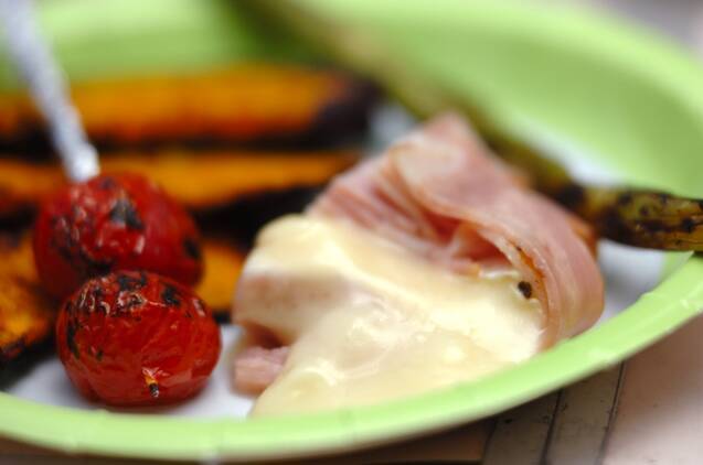 紙皿に盛り付けたカマンベールの丸ごとベーコン包み