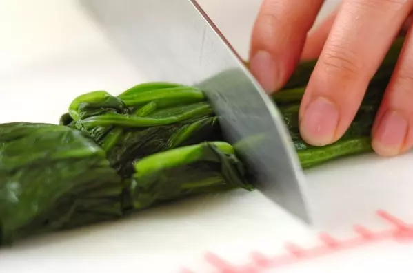 ごま油香る！無限に食べられる ほうれん草のナムルの下準備1