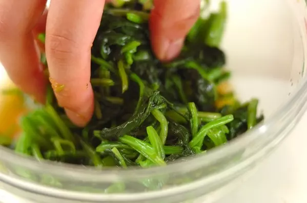 ごま油香る！無限に食べられる ほうれん草のナムルの作り方1