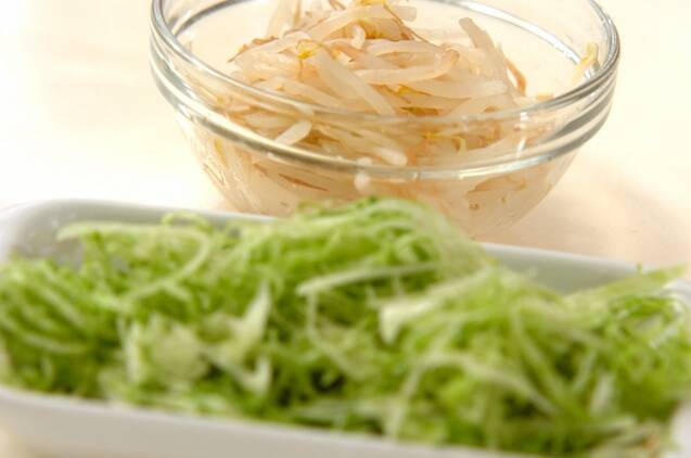 モヤシとカニカマの生春巻きの作り方の手順1