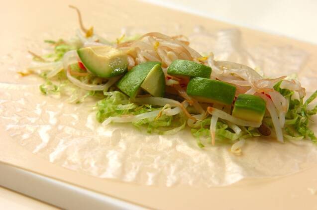 モヤシとカニカマの生春巻きの作り方の手順3