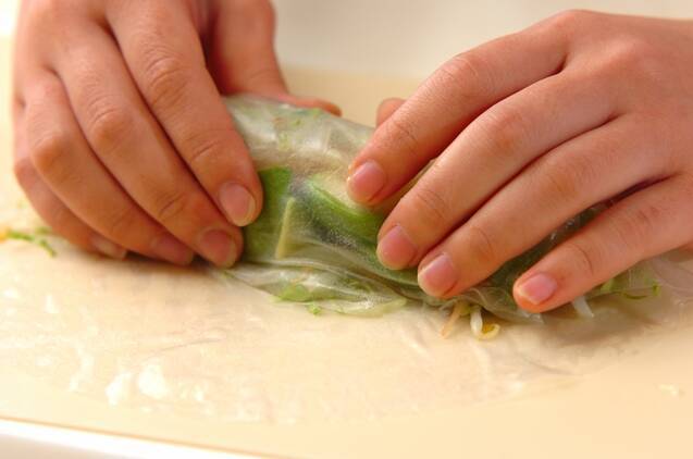 モヤシとカニカマの生春巻きの作り方の手順4