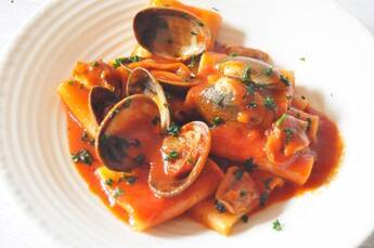 モッチリ食感のパッケリと濃厚ソースのボンゴレロッソ