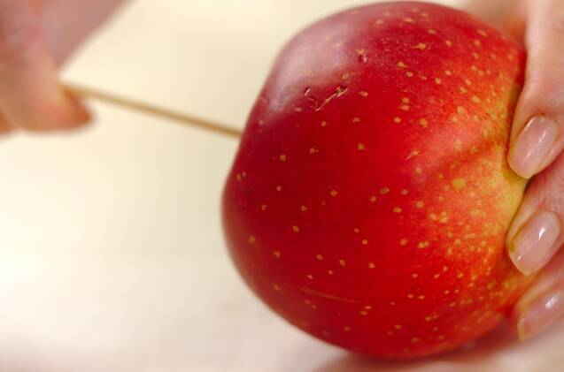 キャラメルアップル(リンゴ飴)の作り方の手順1