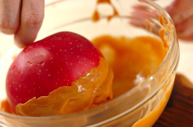キャラメルアップル(リンゴ飴)の作り方の手順3