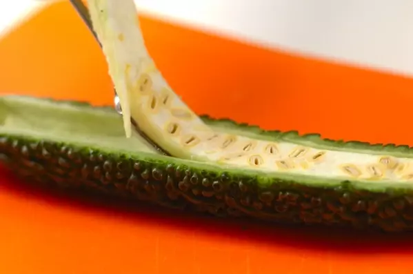 苦味マイルド!ゴーヤとツナのマヨポン酢サラダの下準備1