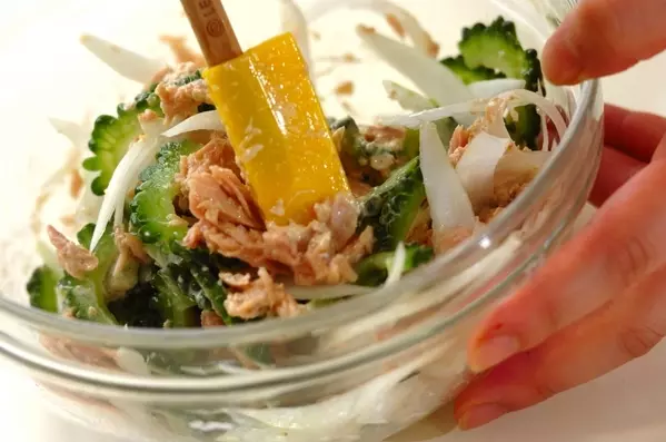 苦味マイルド!ゴーヤとツナのマヨポン酢サラダの作り方1