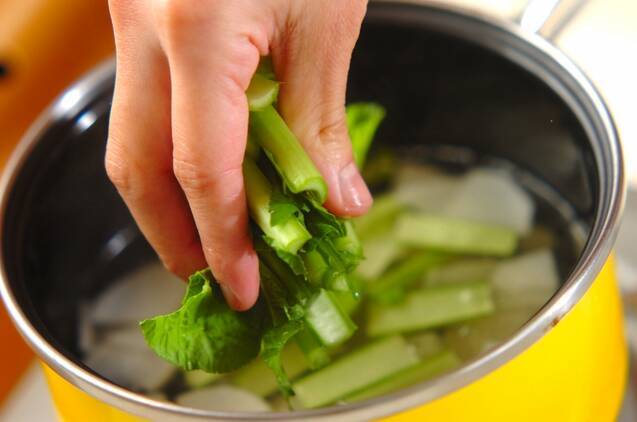 小松菜と大根のみそ汁の作り方の手順2