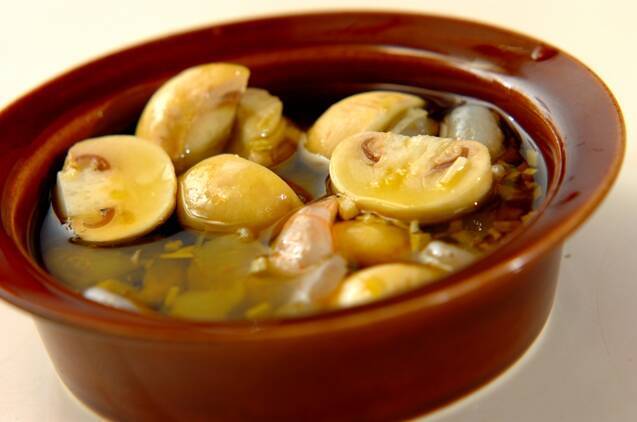 エビとマッシュルームのアヒージョの作り方の手順3