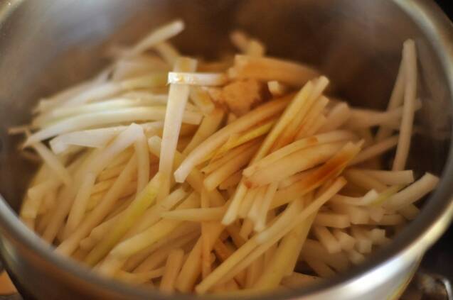 大根の皮のきんぴらの作り方の手順2