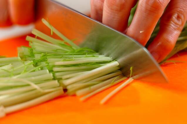 水菜とワカメのみそ汁の作り方の手順1