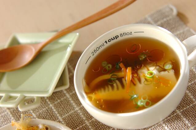 白いマグカップに盛りつけられたもずくとたけのこ入り中華スープ