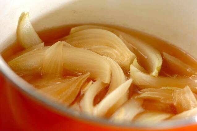 玉ネギと麩の卵とじの作り方の手順2