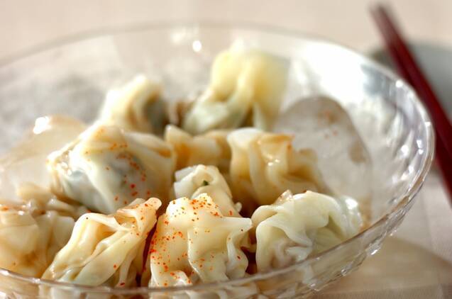 器に盛り付けられた、きゅうり入り冷やしワンタン