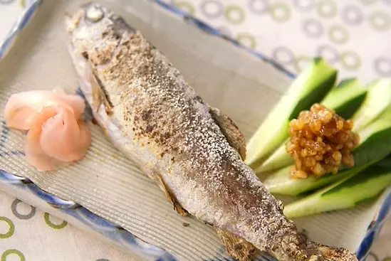 皮はパリっと身はほっくほく ニジマスの塩焼き レシピ 作り方 E レシピ 料理のプロが作る簡単レシピ