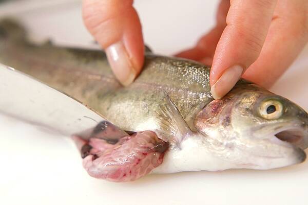 皮はパリっと身はほっくほく！ニジマスの塩焼きの作り方の手順1
