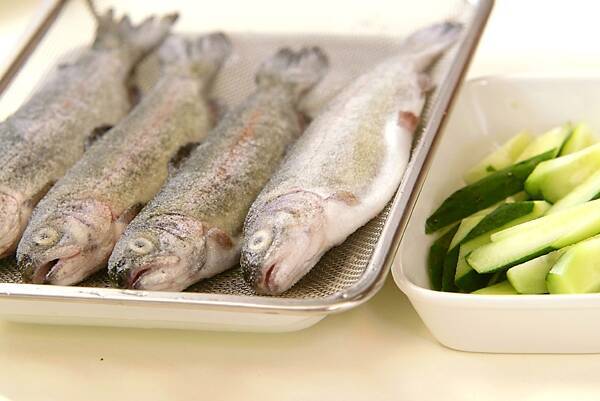 皮はパリっと身はほっくほく！ニジマスの塩焼きの作り方の手順4