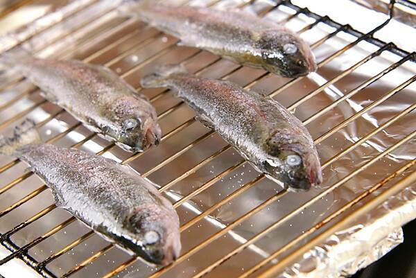 皮はパリっと身はほっくほく！ニジマスの塩焼きの作り方の手順6