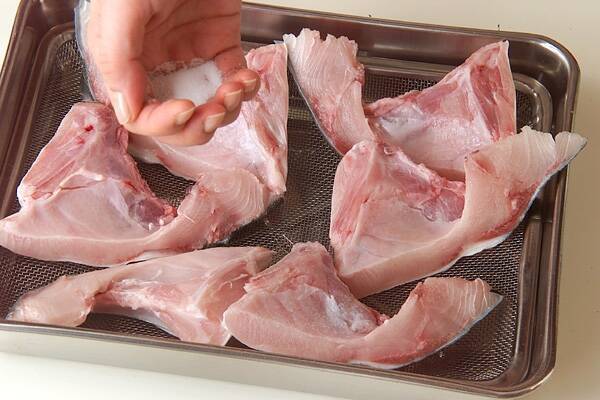 魚のカマの塩焼きの作り方の手順4