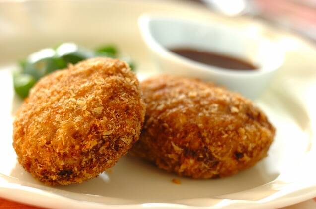 クリーム色の皿に盛られたキャベツのメンチカツ