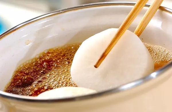 しみしみ大根とほろほろ手羽の煮物の作り方1