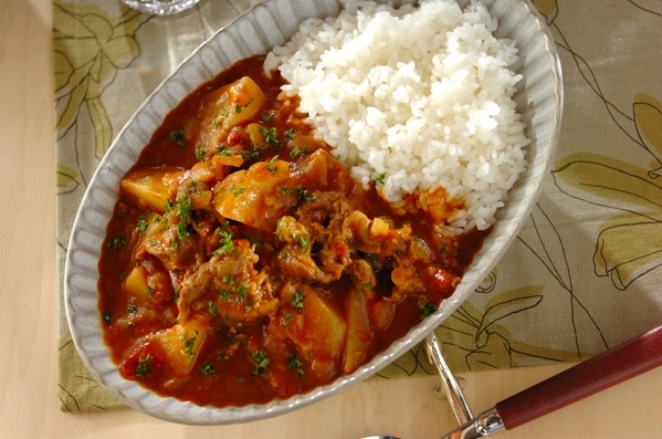 グレーのお皿に盛られたトマトビーフカレー