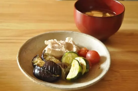 夏野菜と豚肉の出汁浸しと ベジブロスみそ汁 レシピ 作り方 E レシピ 料理のプロが作る簡単レシピ