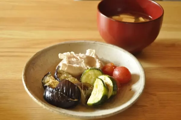 夏野菜と豚肉の出汁浸しと、野菜くずで作るベジブロスみそ汁