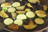 夏野菜と豚肉の出汁浸しと、野菜くずで作るベジブロスみそ汁の作り方4
