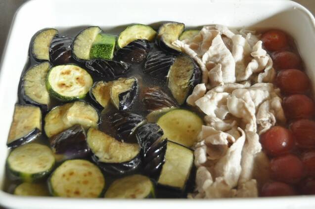 夏野菜と豚肉の出汁浸しと、野菜くずで作るベジブロスみそ汁の作り方の手順7