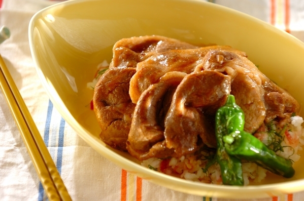 黄色のお皿に盛り付けられたみょうが酢ごはんと豚薄切り肉の甘辛ソテー