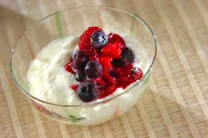 ベリーソースのヨーグルト