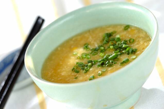 水色のお椀に盛りつけられた中華風クリームコーンスープ