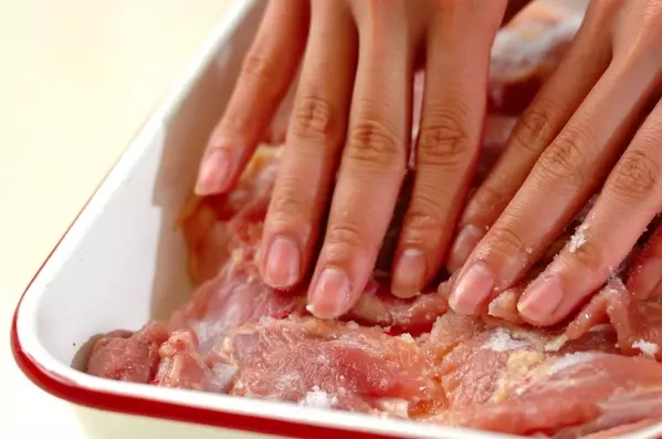 鶏肉のバルサミコソテーの下準備1