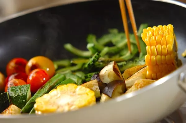 炒めるだけ!彩りきれいな夏野菜キーマカレー by 松本 知恵さんの作り方1