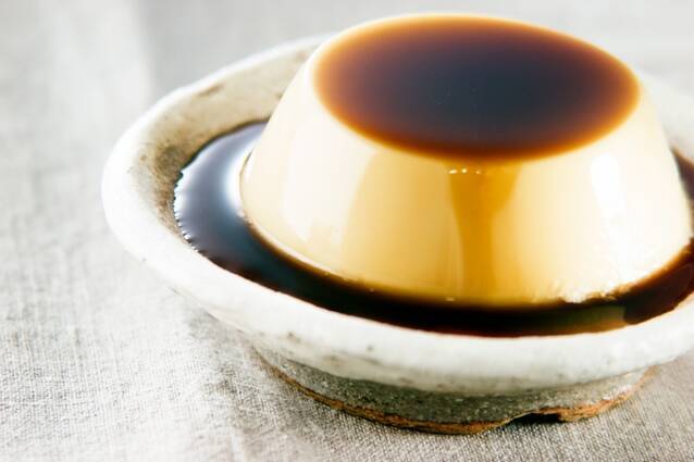 陶器に盛り付けた黒糖たっぷりプリン