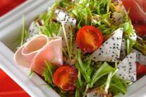 ドラゴンフルーツと生ハムのサラダ