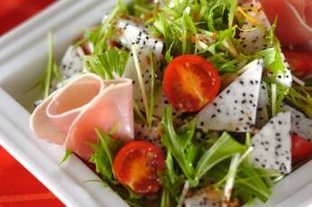 ドラゴンフルーツと生ハムのサラダ