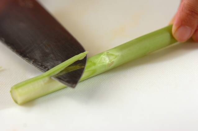 アスパラと白ネギのみそ汁の作り方の手順1