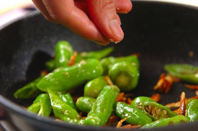 シシトウの桜エビ塩炒めの作り方の手順3