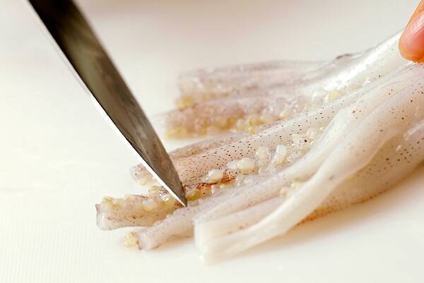 おふくろの味！しみしみ大根とやわらかイカの煮物の作り方の手順1