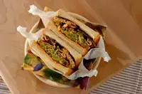 甘辛豚肉の韓国風ボリュームサンドイッチ