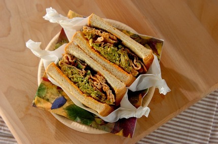 甘辛豚肉の韓国風ボリュームサンドイッチ