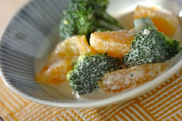 6. ブロッコリーとオレンジのヨーグルトサラダ