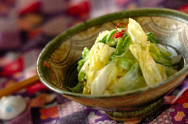 和風の皿に盛られた白菜の中華風浅漬け