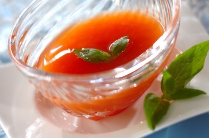フレッシュトマトのスープ　バジル風味